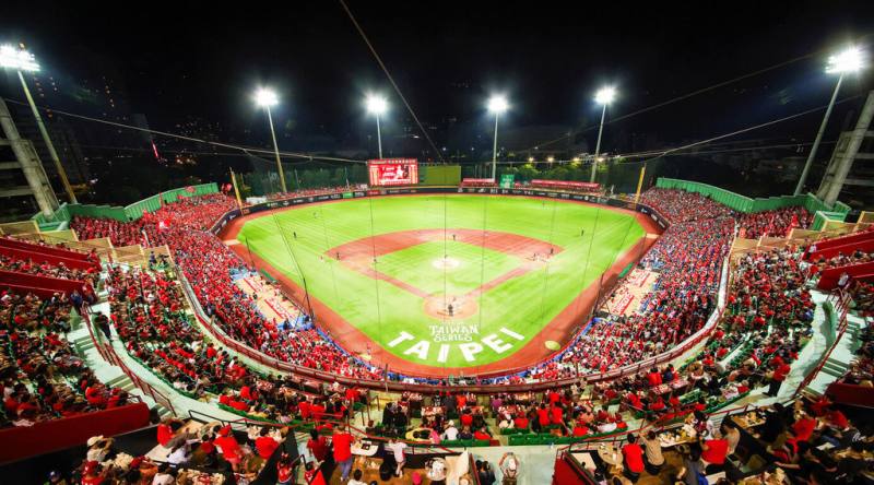 中華職棒味全龍隊致敬在世界棒球經典賽（WBC）期間力挺台灣棒球的無名英雄，公開徵選4月7日在天母棒球場的開球嘉賓。（味全龍隊提供）