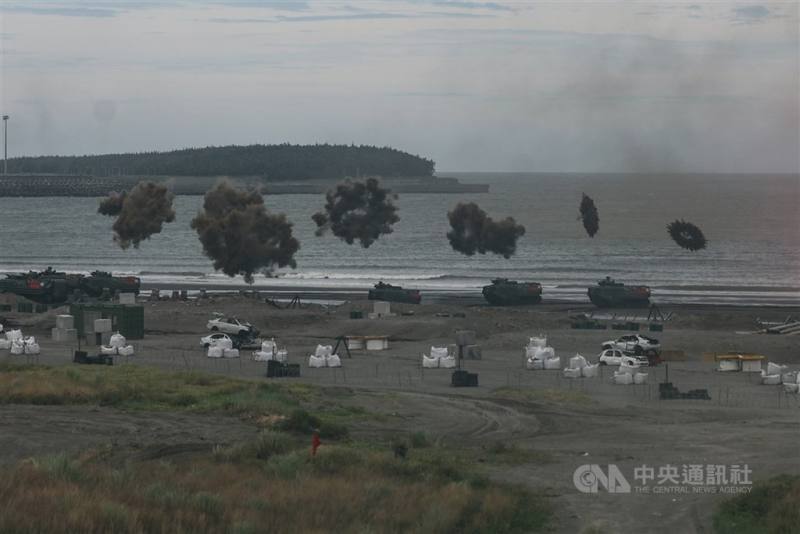 圖為國軍在新北市八里海灘進行聯合反登陸作戰演練。（中央社檔案照片）