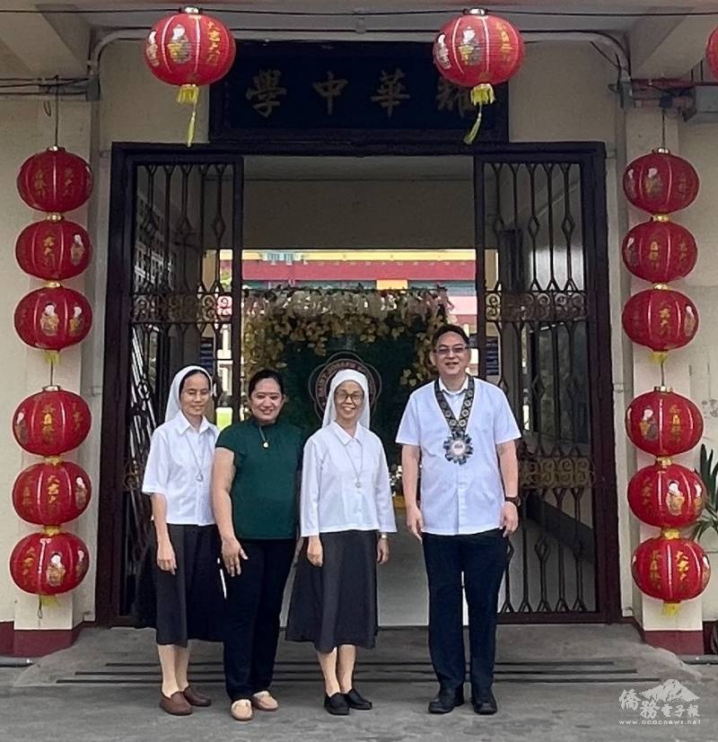 菲華文教中心主任莊博智(右一)與耀華中學張慧芬修女(右二)、朱氏艷修女(左一)及華語教師於校門口合影
