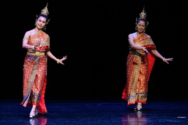 教育部舉辦新住民舞蹈比賽，邀全台新住民身著各國服飾，結合舞蹈與音樂展現母國文化，圖為歷年參賽隊伍之一的泰享多元藝文民俗團表演泰國傳統長鼓舞蹈。（教育部提供）