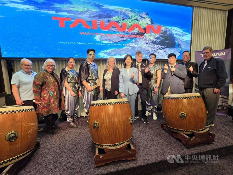 天津堂鼓陣的演出展現台灣本土特色，大獲好評。扶輪社5040地區總監謝焯如（右5）和駐溫哥華僑務組長郭淑貞（中）都鼓勵扶輪社友們一定要到台灣旅遊