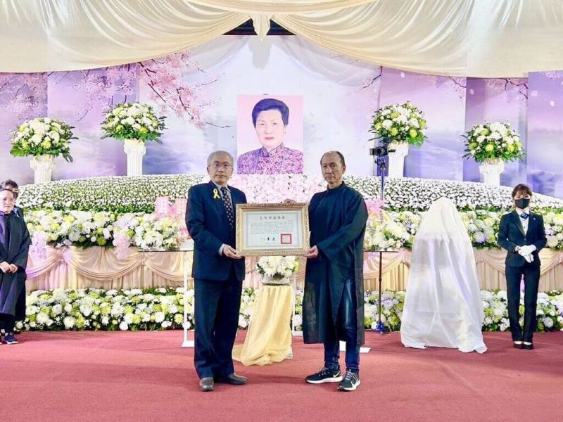 新北市傳統表演藝術「歌仔戲」保存者王束花辭世，告別式9日舉行，文化部文化資產局長陳濟民（中左）代表頒贈文化部旌揚狀，由王束花長子林金龍（中右）代表受贈。（文化資產局提供）