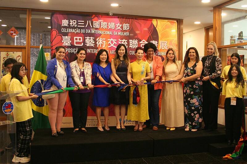 巴西聖保羅僑教中心3月7日舉行慶祝三八國際婦女節活動「台巴藝術交流聯合畫展」開幕式，由僑委會巴西海外青年文化大使（台下著黃T恤者）接待，駐聖保羅經濟文化辦事處處長朱怡靜（台上左4）出席剪綵。
