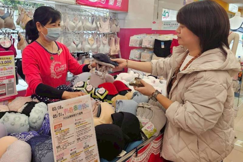 台南市環保局從3月8日起至5月31日辦理「女性內衣回收月」活動，獲5家內衣品牌業者響應，同步推出持舊內衣回收優惠措施。（台南市環保局提供）