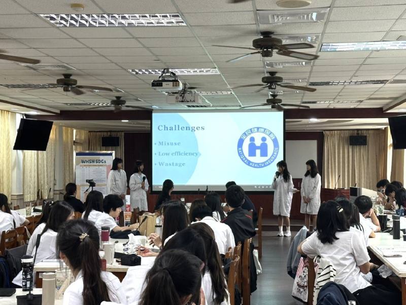 臺中市立文華高中辦理SDGs主題全英語簡報活動，引導學生以英語表達觀點、回應全球議題，強化英語整合運用能力。