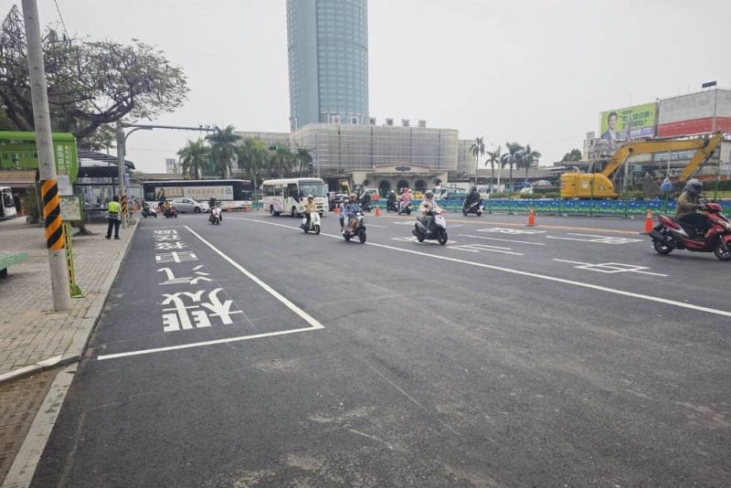 台南市政府推動台南火車站前廣場改造工程，站前交通從原圓環改為U型雙向行車動線，9日為第一個上班日，市府監控上班時段交通尚屬順暢。（市府提供）