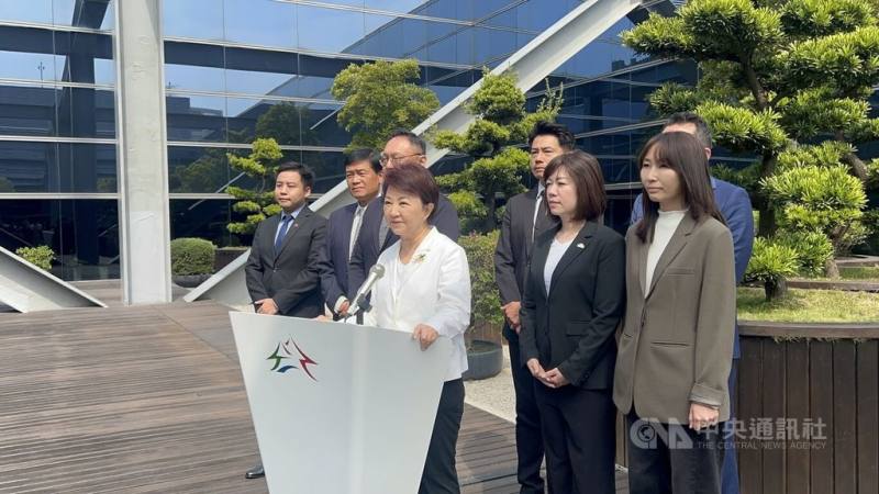 台中市長盧秀燕（前右3）9日舉行記者會，宣布11日到21日訪問美國，行程以美東為主，希望深化城市交流