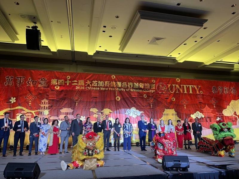 駐芝加哥辦事處長類延峰（右7）與伊利諾州台裔副州長侯炳文（右9）等美國中西部政要，出席台僑年度新年晚會。（駐芝加哥辦事處提供）