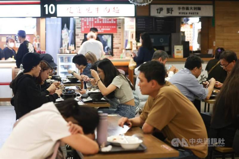 圖為台北市中崙市場美食街用餐人潮。（中央社檔案照片）