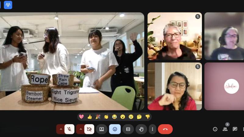 國立新竹高商學生於職場英語課程中，透過情境式專題與國外教師進行線上交流，引導學生在生活與職涯導向學習中自然使用英語，強化實務應用能力。
