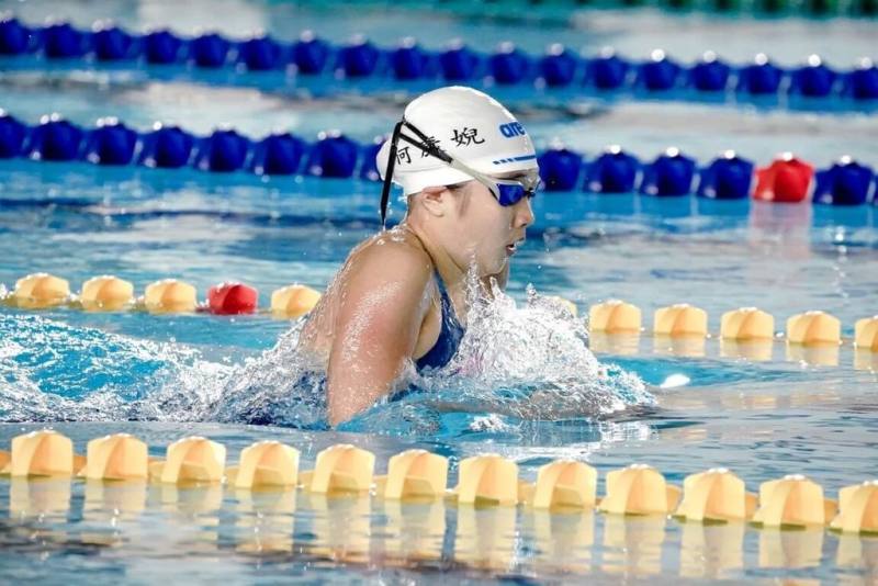 115年全國春季游泳錦標賽在台中登場，年僅12歲的游泳新星何康婗（圖）在200公尺蛙式以2分31秒72達到名古屋亞運參賽標準。（教練何兆基提供）