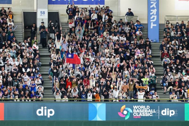 經典賽C組預賽台灣隊第三戰7日在日本東京巨蛋與捷克隊交手，台灣隊投打發揮大比分超前，球迷開心展示中華民國國旗玩起波浪舞