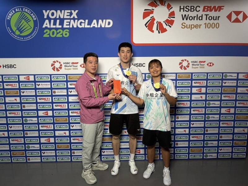 台灣羽球混雙好手葉宏蔚（中）、詹又蓁（右）8日在全英羽球公開賽擊敗法國組合，成為賽史首組奪冠的台灣雙打；葉宏蔚笑說，世界棒球經典賽（WBC）台灣擊敗韓國給他很大激勵。（中租球團提供）