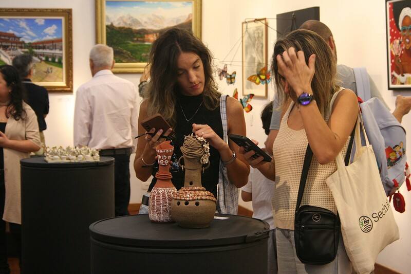 巴西聖保羅僑教中心3月7日舉行慶祝三八國際婦女節活動「台巴藝術交流聯合畫展」開幕式，觀眾對藝術語彙的情感敘事反應熱烈，社群媒體上出現即時分享與討論。