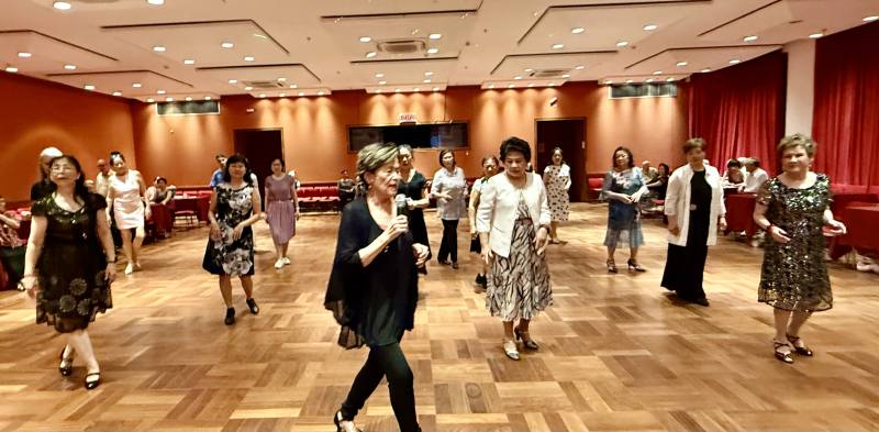 陳柔均老師帶領大家跳團體舞