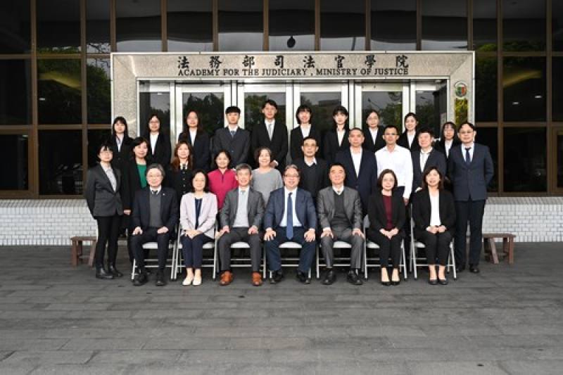 法務部今日於司法官學院舉辦-觀護人訓練班第45期-始業典禮-圖前排中間為法務部政務次長黃世杰-右三為保護司洪信旭司長