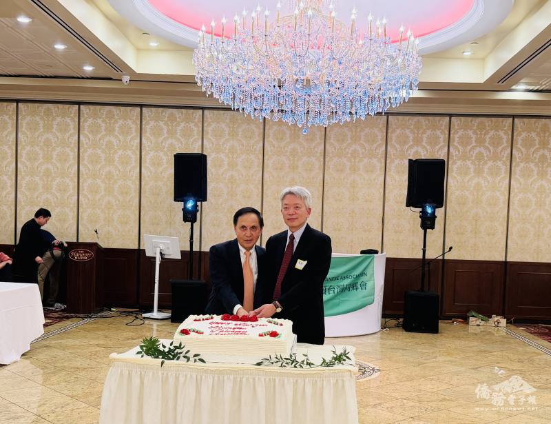 駐紐約辦事處處長李志強（右）與國策顧問樊豐忠（左）共同切蛋糕賀新春