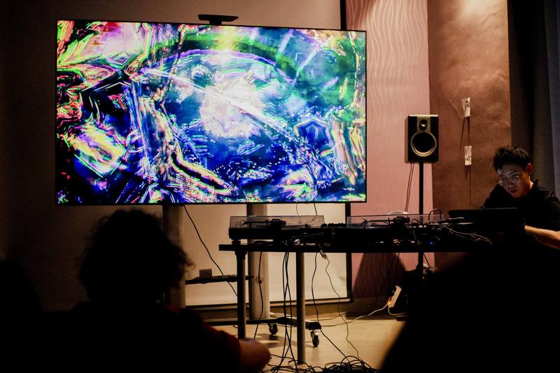 台灣藝術家陳昱榮（右）為馬德里「Hybrid Art Fair當代藝術博覽會」帶來「擬聲殘像」現場音像表演，除了採用AI演算影像外，還使用他在世界各地用3D掃描採集的建築空間影像，將空間轉化為充滿活力的有機體，讓觀賞者沉浸在視覺與聽覺的感官想像裡。