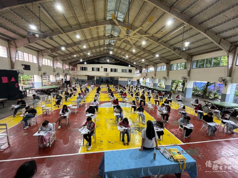 獨魯萬鳴遠學校考場考試情形，學生依序就座完成華語文能力測驗