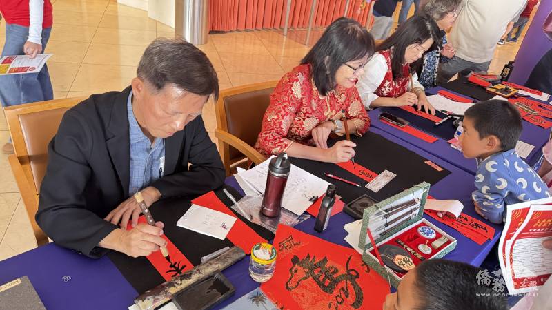南海岸中華文化中心志工展現書法之美