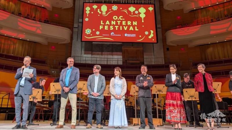 2026橙縣元宵燈會開場儀式（左起）Arthur Ong、John Forsyte、Michael Tou、蕭蓓如、William Go、劉令淳與鍾幼蘭