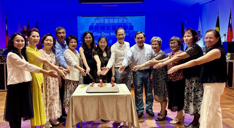 貴賓和壽星合切婦女節蛋糕