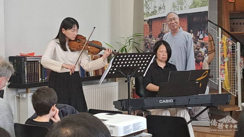 張綺蘭與賴思伃二位音樂家，以經典的臺灣民謠為活動拉開序幕