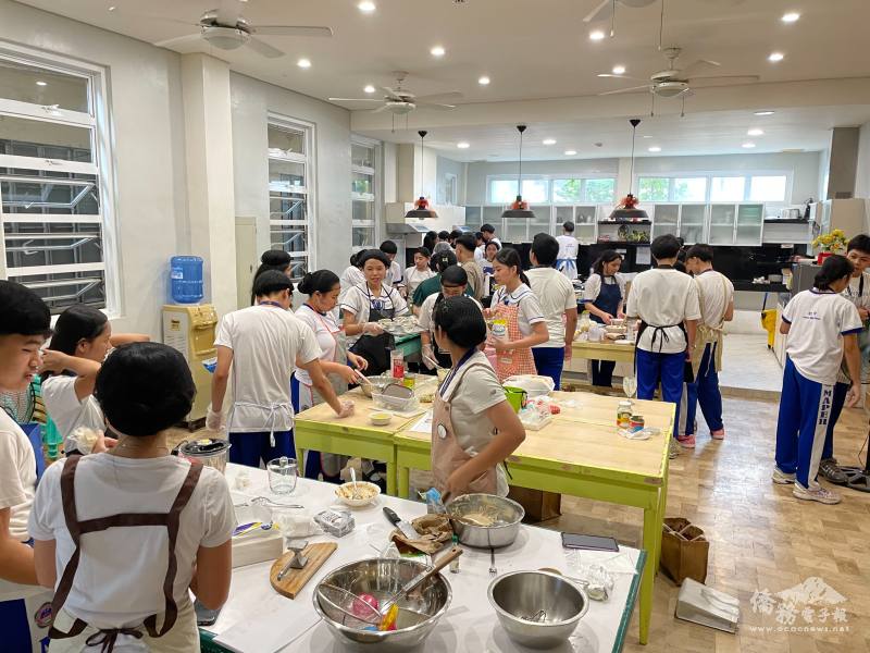 耀華中學學生進行烘焙實作課程，展現學校多元職能教育特色