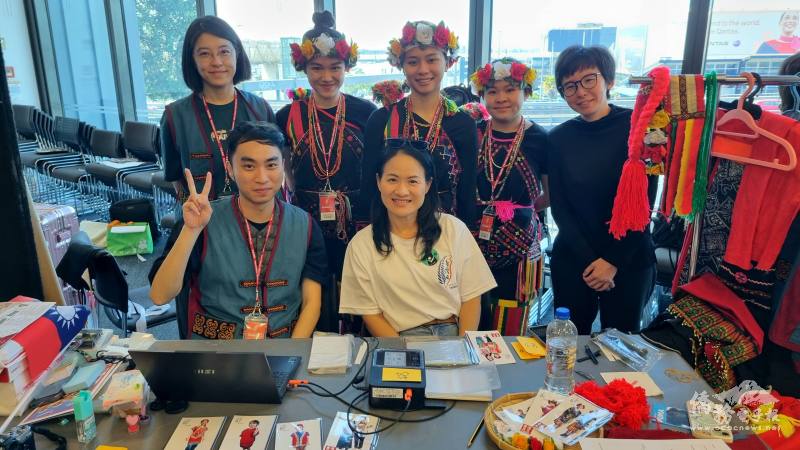 台東家商師生8人進駐原住民文化體驗區，教導民眾原民花環手作並協助「原色映像」臺灣原民服飾攝影體驗。