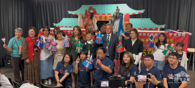 僑務委員會委員長徐佳青、駐紐西蘭大使歐江安、駐奧克蘭辦事處處長陳詠韶、僑務委員施振嘉親臨體驗布袋戲偶操演，並與聲五洲布袋戲團團長王英峻等8名團員合影