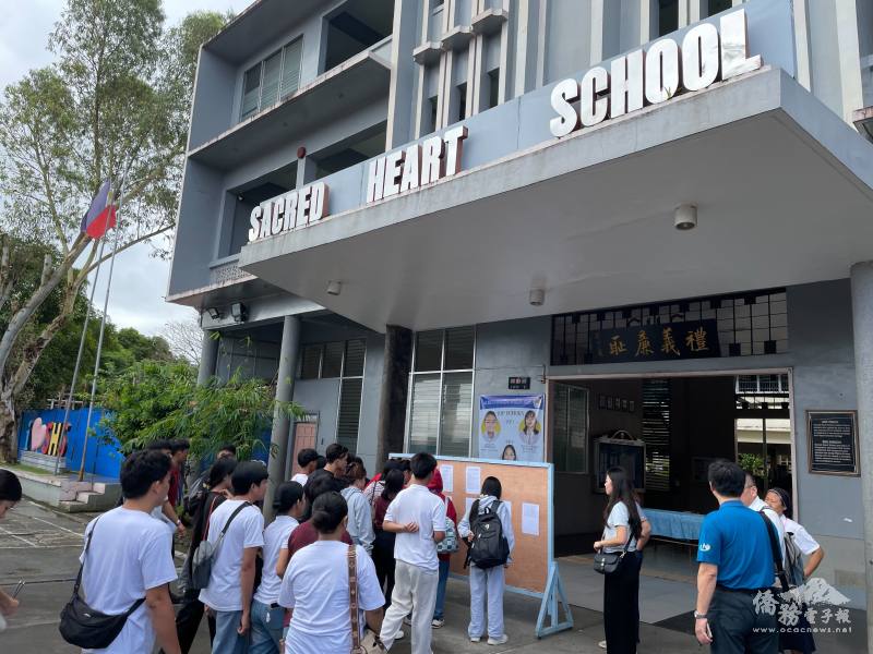 考生於公佈欄前查看考場分配及考試注意事項，確認應試資訊