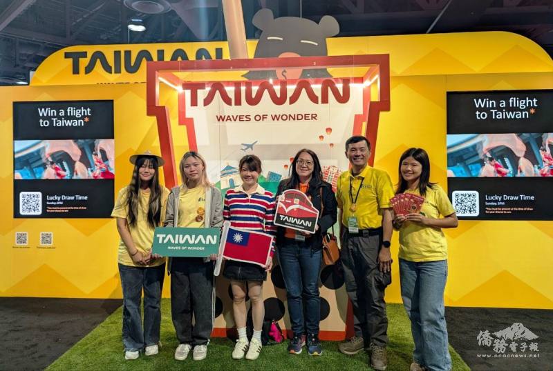 文教中心主任蕭蓓如(左三)對FASCA-OC青年文化大使推廣臺灣觀光的熱忱倍加讚揚