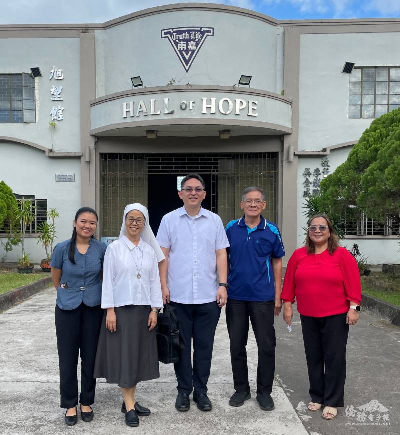 菲華文教服務中心主任莊博智(中)拜訪那牙嘉南中學，與校長王志超(右二)及校方教師合影留念