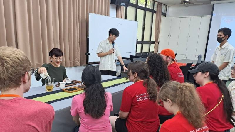 國立北科附工學生接待外國師生來訪，以英語進行文化體驗與導覽，透過真實互動情境，自然練習跨文化溝通與英語應用能力。