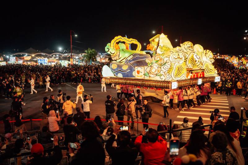 中華文化總會邀請日本青森睡魔師在台灣燈會現地製作燈籠，並帶來「2026台日友好 青森睡魔抵嘉」系列活動，包含7日晚間在台灣燈會「TEAM TAIWAN大遊行」展演睡魔「台日共鳴 天妃神」。（文總提供）