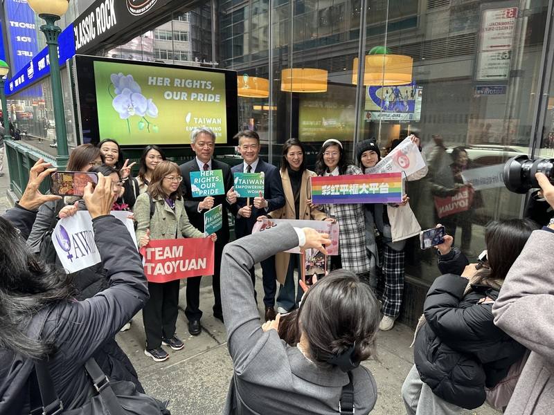 來自台灣的性平與女性權益民間團體代表及外交部等部會官員，在紐約地鐵站口台灣廣告前啟動台灣性平週宣傳活動。