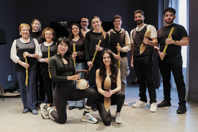 馬德里「Hybrid Art Fair當代藝術博覽會」10週年，台灣榮登首任主題國，推出「台灣潮—間歇之力」專題展，5日至8日展出7位青年藝術家作品外，藝術家羅懿君（前排左）策劃「藝術奧林匹克」藝術與健身工作坊，展出以甘蔗渣和菸草混合製成的啞鈴與壺鈴等健身器具，並由當地健身教練安潔拉（前排右）帶領參與者以「甘蔗」作為健身器具體驗健身課程。