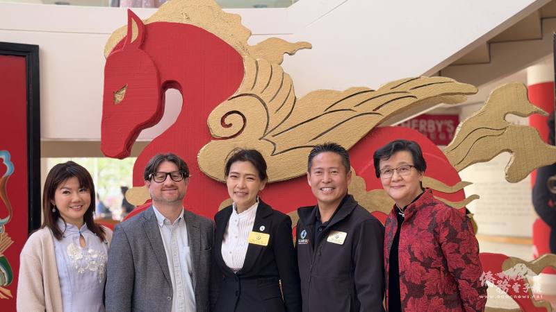 Segerstrom音樂廳以大型馬年裝飾迎接來賓（左起）蕭茹如、、Michael Tou、劉令淳、William Go及鍾幼蘭