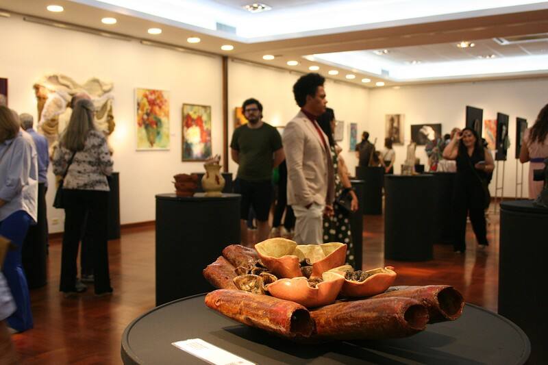 巴西聖保羅僑教中心3月7日舉行慶祝三八國際婦女節活動「台巴藝術交流聯合畫展」開幕式，展覽匯集49位藝術家，以油彩、水彩、玻璃、攝影、陶藝與多媒材等呈現多元創作，吸引近200名巴西友人與僑胞參與。