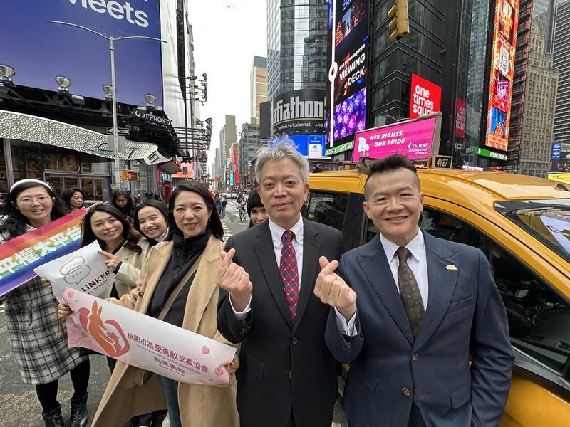 Kang Chia-chi (right), deputy chief of MOFA's Department of NGO International Affairs, and Lee Chih-chiang (second right), head of the Taipei Economic and Cultural Office in New York, pose with Taiwanese activists to promote "Taiwan Gender Equality Week" 