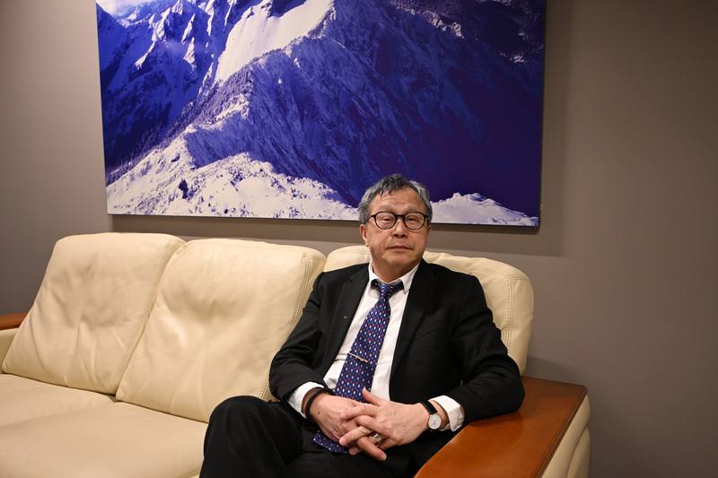 駐歐盟兼駐比利時代表謝志偉近期接受中央社專訪時表示，台灣透過實質的經貿，融入世界體系，成為一個具有不可取代性的夥伴。台灣的角色轉變，從過去的板凳替補球員，如今成為被第一眼看上的先發選手。