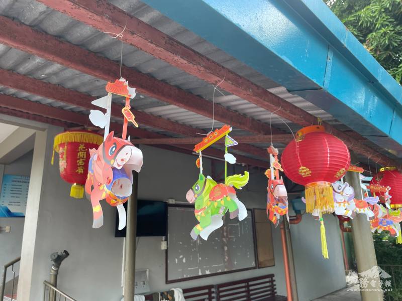 那牙嘉南中學校園布置小提燈歡慶元宵節，洋溢濃厚節慶氛圍，展現校園多元文化特色