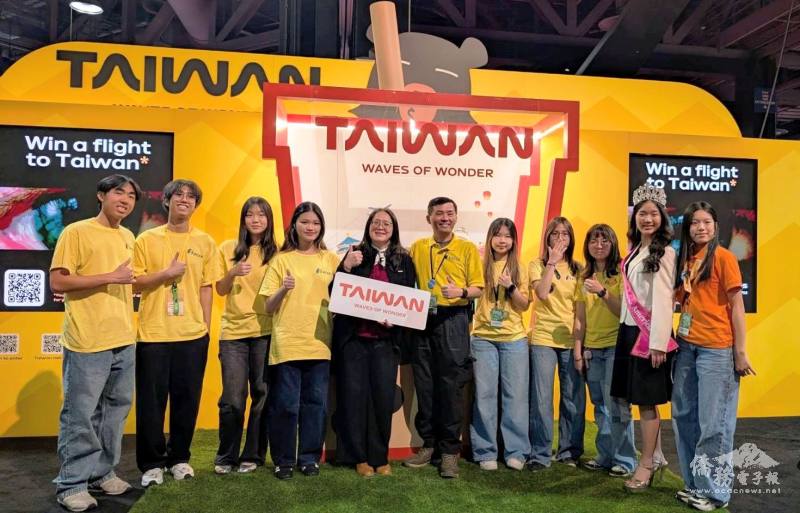 2026年洛杉磯旅遊冒險展3月7日至8日在長堤會議展覽中心登場，洛杉磯辦事處觀光組組長林宜錚(左五)邀請FASCA-OC青年文化大使加入推廣臺灣觀光的陣容