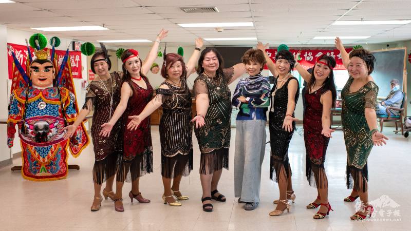 新澤西臺灣同鄉聯誼會副會長金健與舞團表演