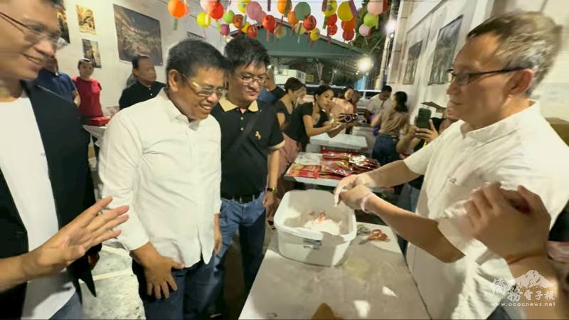 Carmona市眾議員Roy M. Loyola參觀龍鬚糖攤位，了解臺灣傳統甜點製作