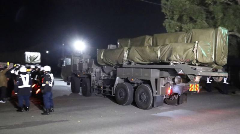 9日一輛載有遠程飛彈的車輛抵達日本熊本市陸上自衛隊軍軍營地。（共同社）