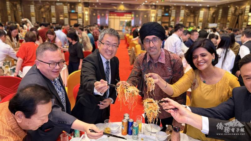 晚會以華人傳統習俗「撈生」揭開序幕，祈求新的一年風生水起好運連連