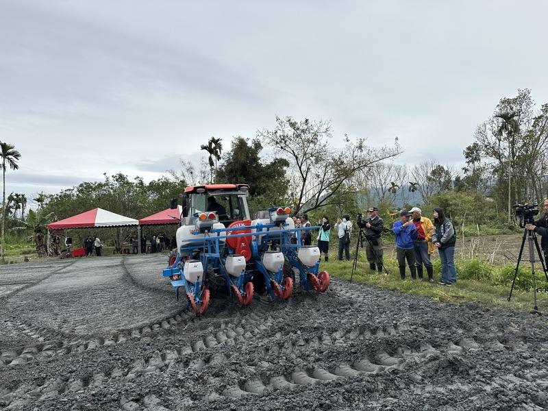 花蓮馬太鞍溪堰塞湖溢流，致鄰近農地出現土石淤埋，農糧署啟動農地復原和產業轉型雙軌策略，整合集團產區、農機服務團及農會，115年第一期作復耕面積達68公頃；受災地主開出曳引機示範整地。中央社記者李先鳳攝