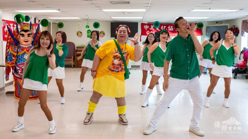 愛心慰問療養院耆老，「夢幻貓咪」帶動跳展現活力