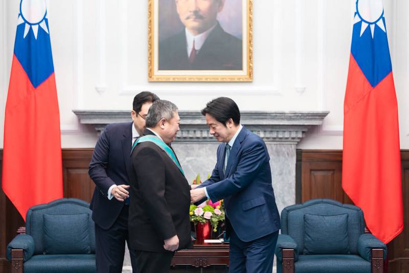 賴清德總統10日上午頒授中華奧林匹克委員會榮譽主席林鴻道「一等卿雲勳章」